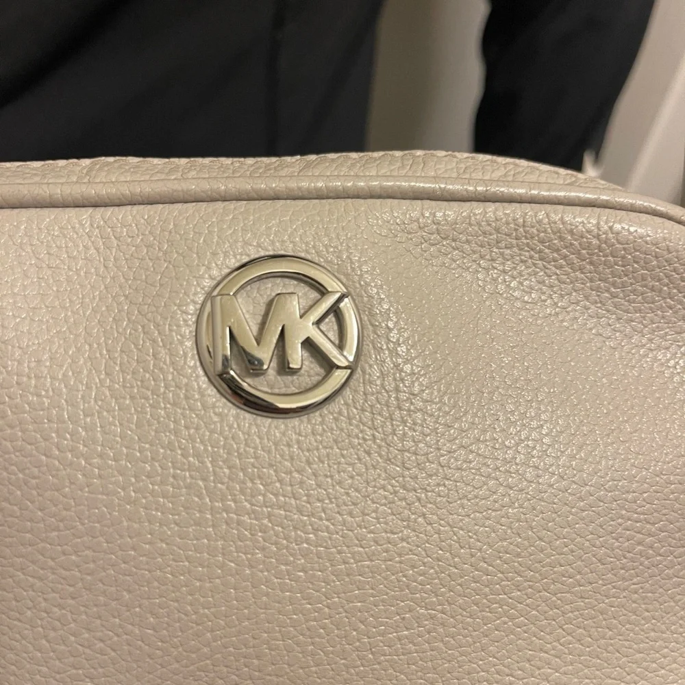 MICHAEL KORS Fulton Small Light Grey Leather Crossbody Camera Bag Feminine
